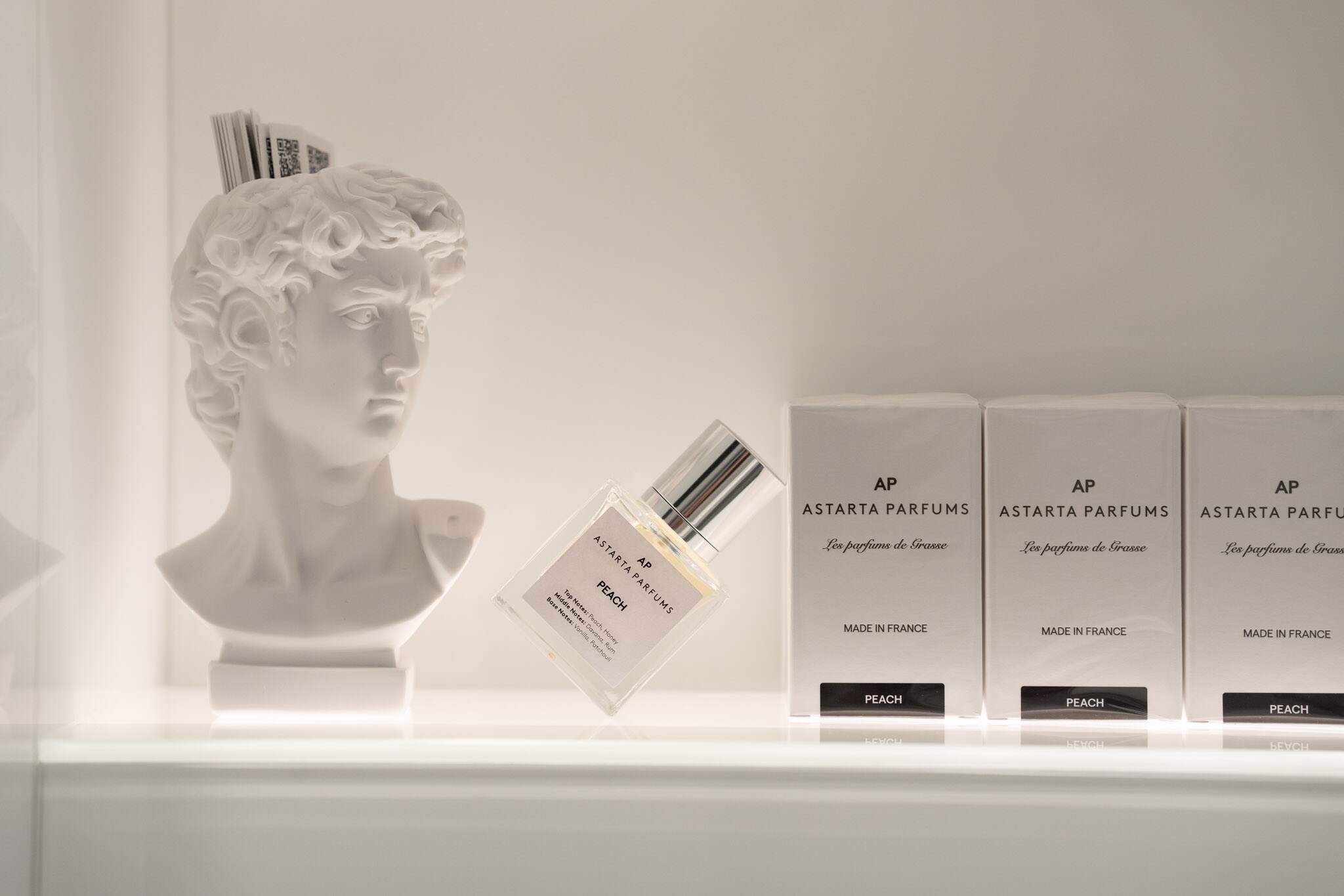 Astarta parfemi sa statuom Davida u AP showroom-u